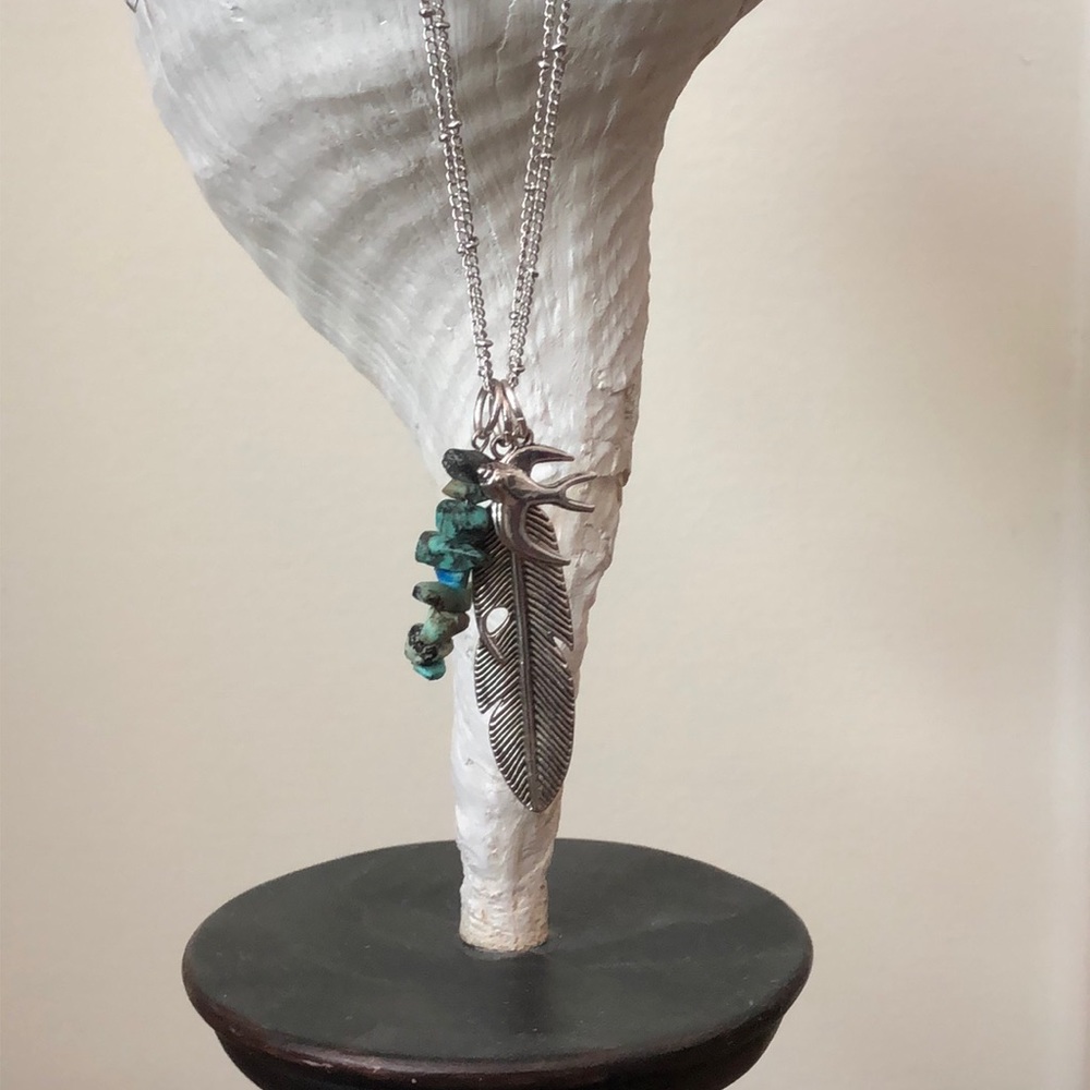 Silvertone chain w/bird feather turquoise pendant